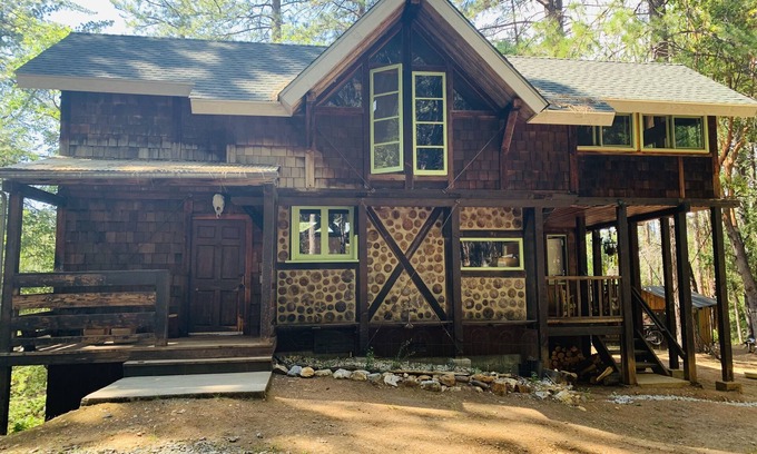 Nevada City Cabaña | Holly’s Cottage in the Woods is meant for people who love to unplug.