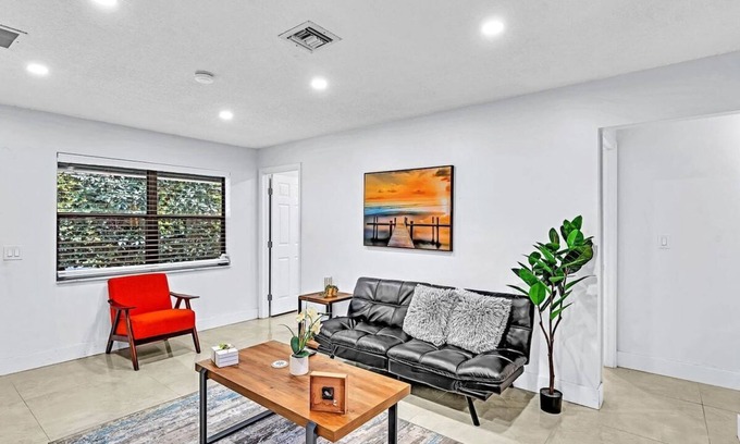 Little Ranches Casa | Hollywood 2 Bdrm New Furnished Beach Vacation LB2