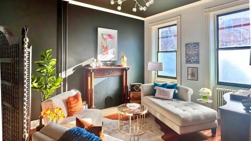 Lancaster Apartamento | Hollywood Glam Themed Manor with Sauna for 12-People