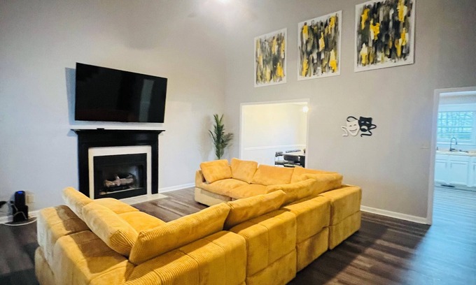 Clarksville Casa | Hollywood Hideaway, Amazing, Comfy, Spacious 4-bedroom house in w/theater room