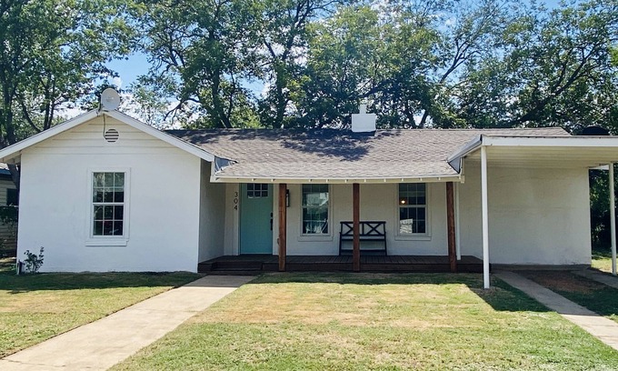 Coleman Casa | Hollywood House sits in a quiet neighborhood.