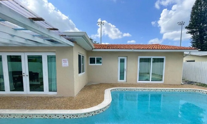 West Hollywood Casa | Hollywood Paradise with Sun filled Pool