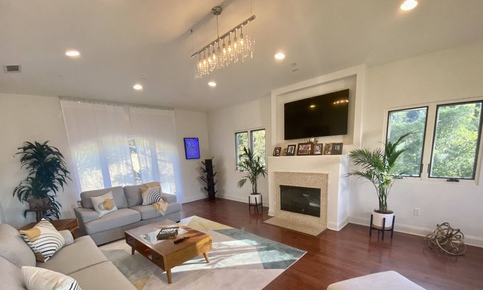 Beachwood Canyon Casa | Hollywood sign view 3bd house