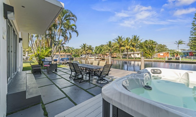 North Central Hollywood Casa | Hollywood Villa on the water - Modern 4 BR w/ dock + hot tub