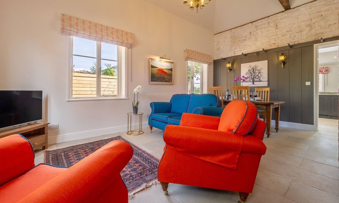 Sudbury Cabaña | Holt Coach House - sleeps 4 guests in 2 bedrooms