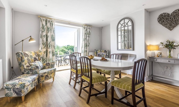 Cattistock Casa | Located in glorious rolling countryside just outside of the attractive and popular village of Cattis