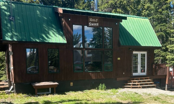 Okanagan-Similkameen Cabina | Holy Smoke Cabin @ Apex, ski in/out 5 Bed Rm w Hot Tub