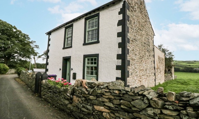 Millom Cabaña | HOLY TRINITY COTTAGE, pet friendly, with open fire in Millom, Cumbria