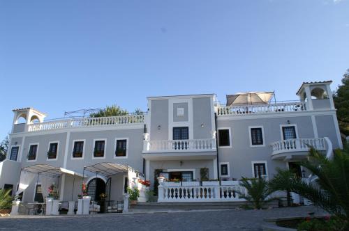 Borghesiana Casa | HomArt roof roman king