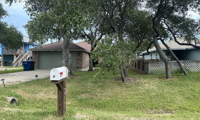 Flour Bluff Casa | Home- 3 Bedrooms 2 bathrooms +2car garage + Ev charger . Two blocks from water