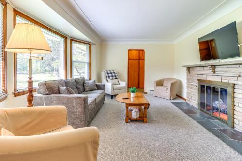 Southfield Casa | Home about 17 Mi to Detroit with Patio and Grill!