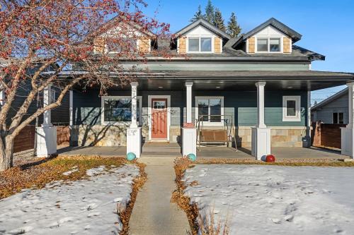 Northwest Calgary Casa | Home Alone Retreat