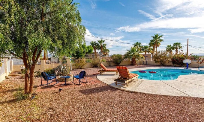 Lake Havasu City Apartamento | Home Away From Home! Stylish, Pool, Games, Firepit