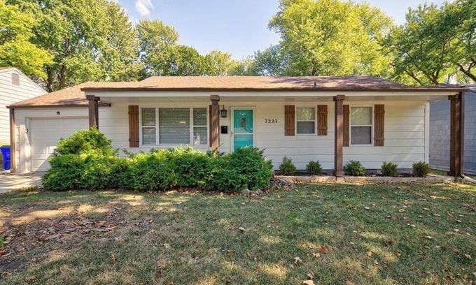 Overland Park Casa | ~Home away from Home~ FAST Wifi | BBQ Grill | Easy Self Check-in