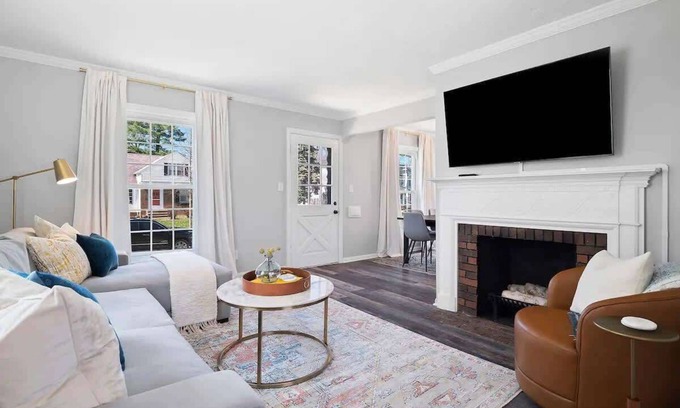 South Euclid Casa | Home Away From Home - Beautiful Yard