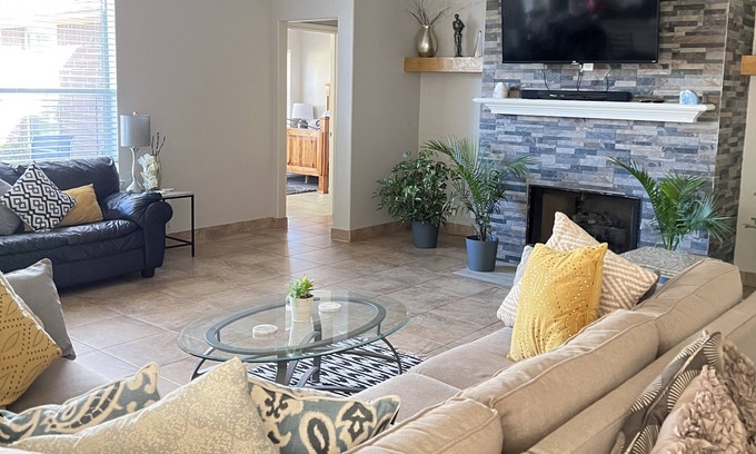 Tomball Casa | Home away from home! 4-BR with Backyard and full kitchen! Explore Parks & More!!