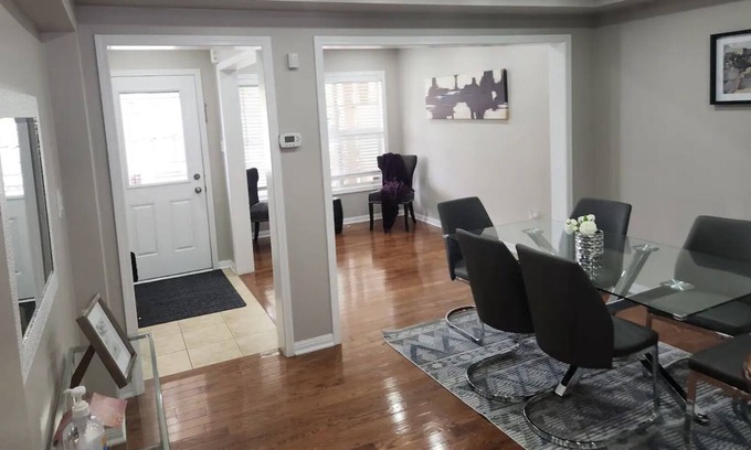 Halton Regional Municipality Casa | Home Away From Home! 4-bedroom house with a fully equipped kitchen, wi-fi & a TV