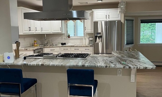 Dix Hills Casa | Home away from Home!! 5 minutes away from the restaurants and shopping plazas.