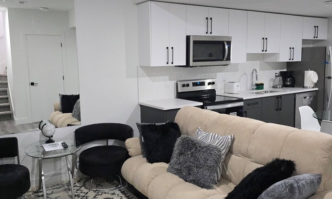 Northeast Edmonton Casa | HOME AWAY FROM HOME. 7min or less radius to all amenities and downtown Edmonton