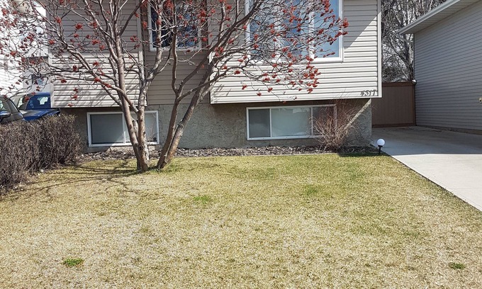 Beaumont Casa | Home Away From Home - Close to YEG Airport
