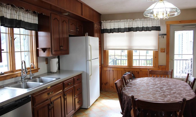 Martindale Casa | Home away from home - edge of small town Martindale