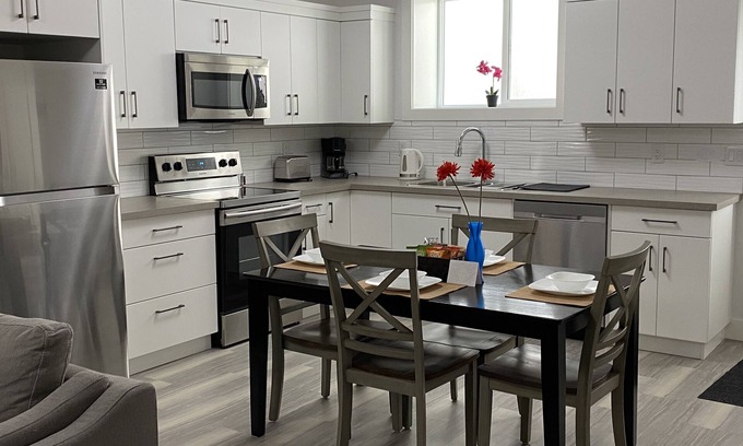 Kamloops Casa | Home away from home in a new upscale & highly desirable neighbourhood!