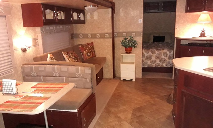 Marietta Alquiler De RV | Home away from home is what you'll find in this RV in Marietta Ohio.