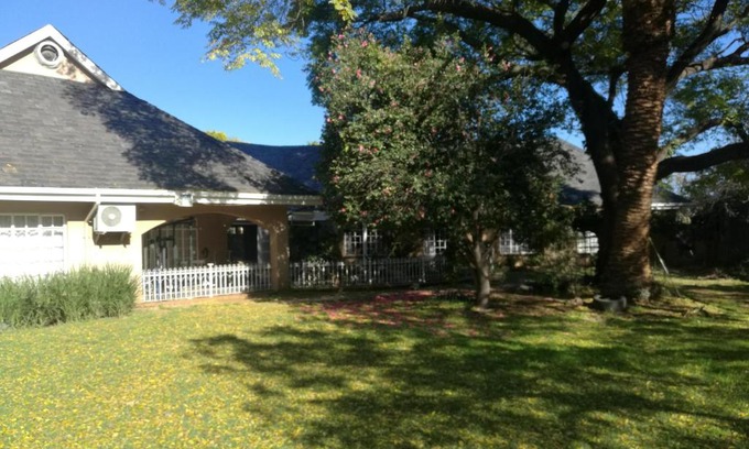 Ekurhuleni Cama Y Desayuno | Home away from Home (Lakefield)