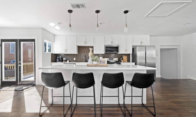 West Dallas Casa | Home away from home...Minutes to everything Dallas!