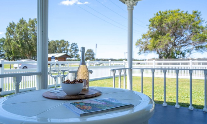 Swansea Casa | Home away from home with lake views