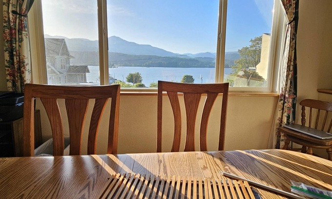 Cascade Locks Casa | Home by the river, welcoming & sweet! Pet friendly.