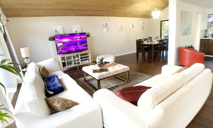 Bridle Trails Casa | 🍿🎦 Home Cinema, Sandy Beaches, Hiking Trails, Parks