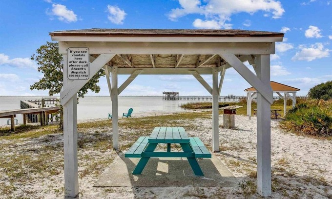 Gulf Breeze Casa | Home cls 2 Nvarre Beach w/ handicap assisted bthrm