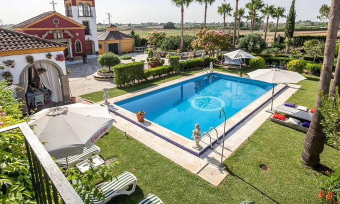 Los Palacios y Villafranca Villa | Homerez - Villa para 10 pers. con piscina y jardín en Los Palacios y Villafranca