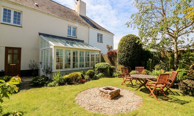 Barnstaple Cabaña | HOME FARM COTTAGE, pet friendly, with open fire in Fremington, Devon