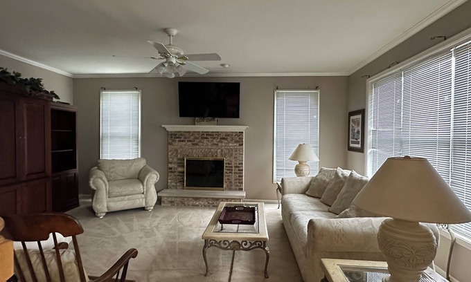 Carol Stream Casa | Home For The Holidays!
