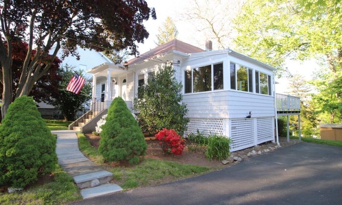 Darien Casa | SUMMER GETAWAY Vacation Home near Weed Beach & Pear Tree, Noroton Heights train