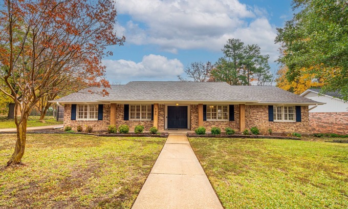 Paris Casa | Home + garage 4 BEDROOMS, 2.5 BATH, 2 king, 1 queen, 1 full