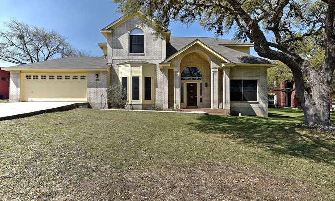 San Antonio Casa | Hogar oculto a simple vista: tráfico de ruido (casi) gratis donde los ciervos deambulan gratis