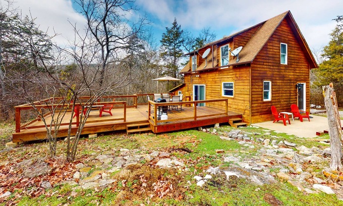 Eureka Springs Casa | Home in a wooded setting with grill, cable, partial AC & deck - near hiking