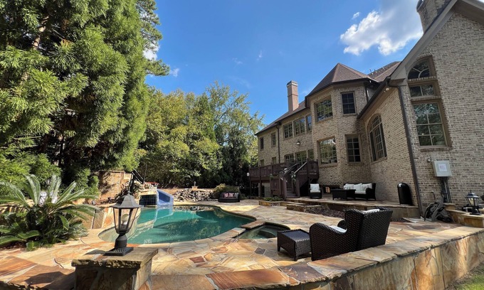 Atlanta Casa | Home in Atlanta -Heated Pool,Elevator,Movie theater,Gym -15 min from Downtown