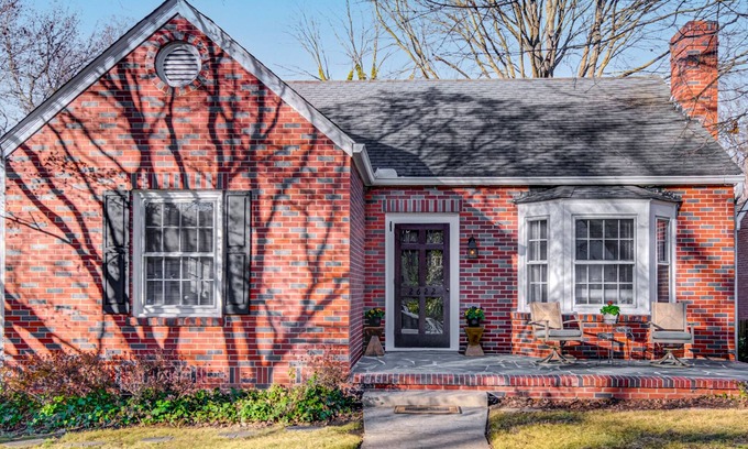 Lindley Park Casa | Home in sought after centrally located Lindley Park neighborhood.