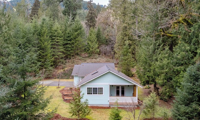 Rockport Casa | Home in the woods with private Creek & Hot tub near North Cascades National Park
