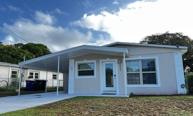 Fort Pierce Casa | Home Near the beach w/ HOTTUB