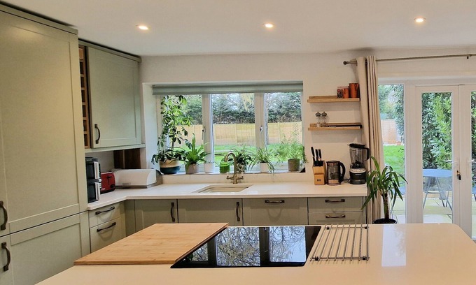 New Forest District Casa | Home near the new forest with a large garden and super king beds!