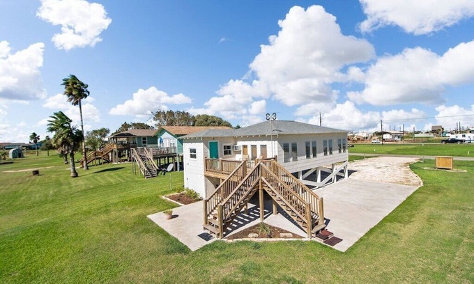 Cedar Lane Casa | "Un poco de sal y la cal" - Waterfront Propiedad en Caney Creek con un lugar RV