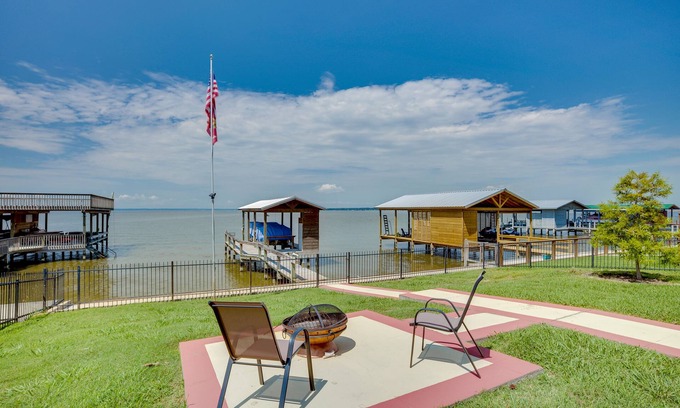 Onalaska Casa | Home on Lake Livingston w/ Deck & 2 Fire Pits!