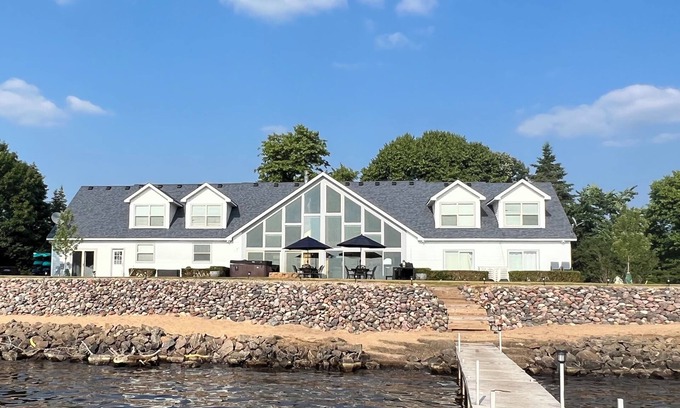 Arkdale Cabina | Hermosa casa grande en el lago Petenwell - ¡Aproximadamente 30 minutos del Wi Dells!