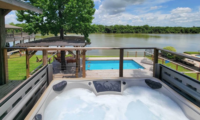 Barrett Casa | ¡NUEVO! San Jacinto River Home w / Deck, Juegos y Grill!