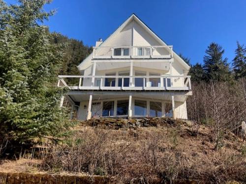 Juneau Casa | Home on the Hill at Kelli Creek
